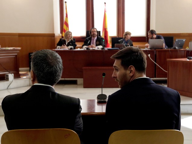 O craque da seleção da Argentina e do Barcelona Lionel Messi senta-se no tribunal ao lado de seu pai Jorge Horacio Messi durante julgamento por fraude fiscal, em Barcelona, Espanha - 02/06/2016