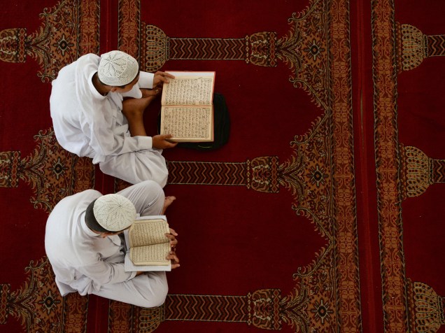 Jovens afegãos estudam o Corão durante o mês sagrado do Ramadã em uma mesquita em Jalalabad - 23/06/2016