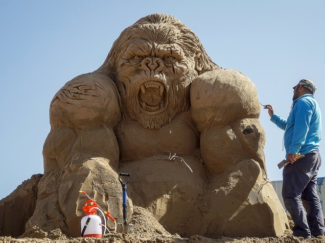 Artista trabalha em sua criação, durante o Festival de Areia, realizado na cidade de Almaty, no Cazaquistão - 15/04/2016