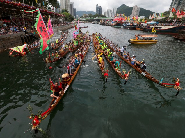 Barcos temáticos decorados como dragões apostam corrida no porto de Aberdeen, para cerimônia que celebra o "Festival dos barcos de dragão", na China - 09/06/2016