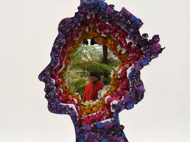 Guarda real é visto por um enfeite ornamentado com flores no formato na Rainha Elizabeth, no dia do Chelsea Flower Show, evento de exibição de flores que acontece anualmente em Londres - 23/05/2016