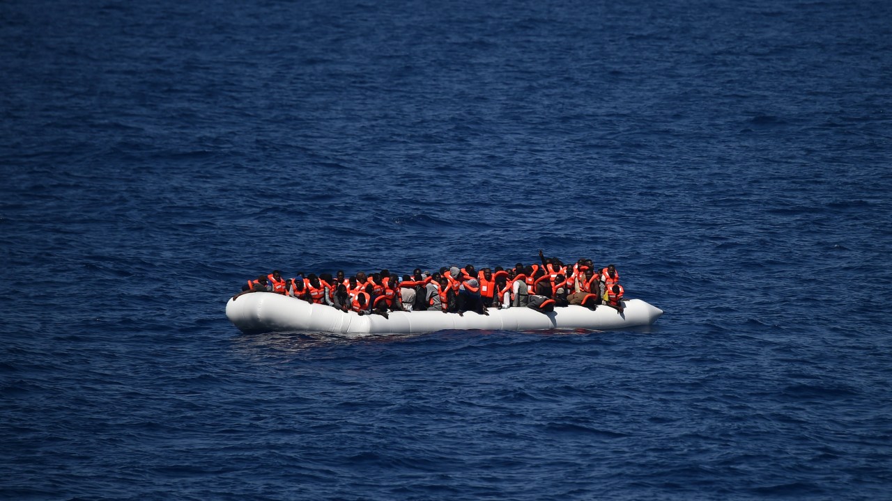 Refugiados aguardam resgate em um bote no Mar Mediterrâneo, em uma região perto da costa marítima da Líbia