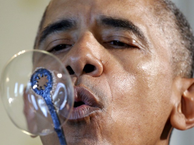 Presidente norteamericano Barack Obama sopra bolhas de sabão na feira de ciências da Casa Branca, em Washington - 13/04/2016
