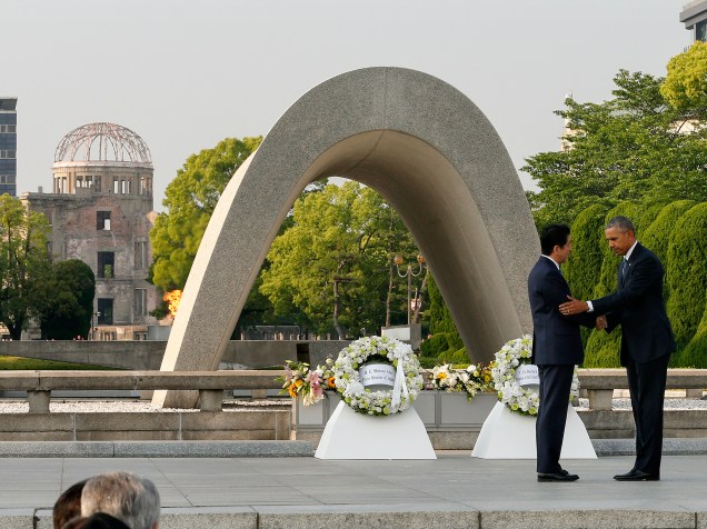 O presidente dos Estados Unidos, Barack Obama, saúda o primeiro-Ministro japonês Shinzo Abe durante visita memorial às vítimas do ataque atômico de 1945 em Hiroshima, no Japão - 27/05/2016