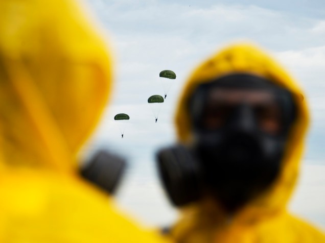 Paraquedistas saltam em treinamento das forças anti-terrorismo para os Jogos Olímpicos 2016 no Rio de Janeiro - 27/04/2016