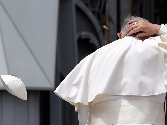 Vento derruba solidéu do papa Francisco ao final da audiência semanal do pontífice na Praça de São Pedro no Vaticano - 01/06/2016