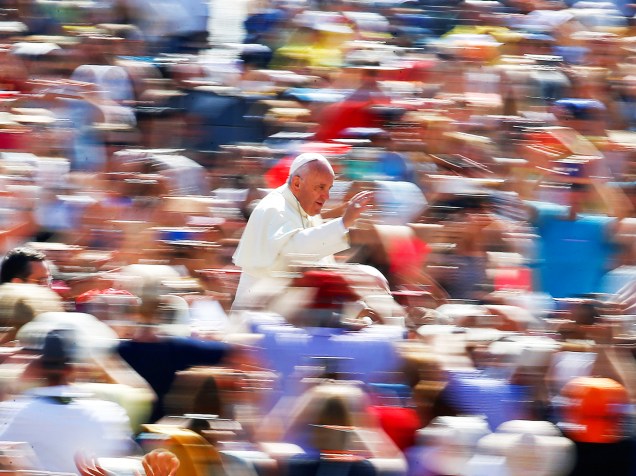 O Papa Francisco chega à Praça de São Pedro, no Vaticano, para realizar seu pronunciamento - 08/06/2016