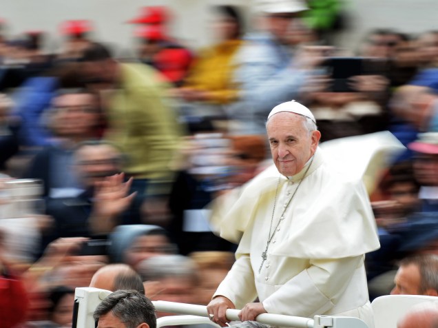 Papa Francisco saúda a multidão de fiéis na chegada para a audiência semanal na Praça de São Pedro, no Vaticano - 27/04/2016