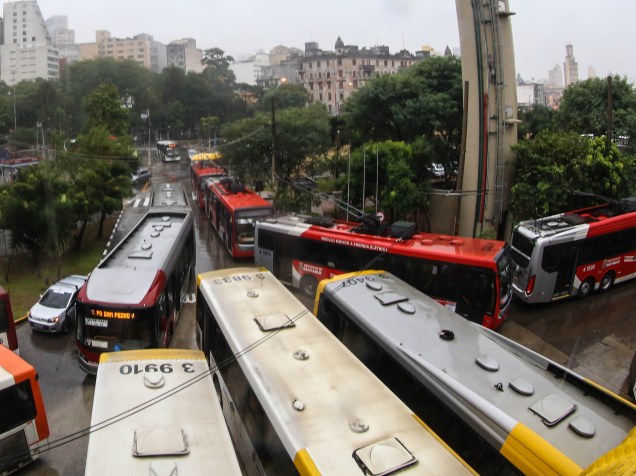 Motoristas e cobradores de ônibus fazem paralisação no terminal Parque Dom Pedro II, região central de São Paulo, em protesto que pede reajuste maior nos salário proposto pelas empresas - 18/05/2016