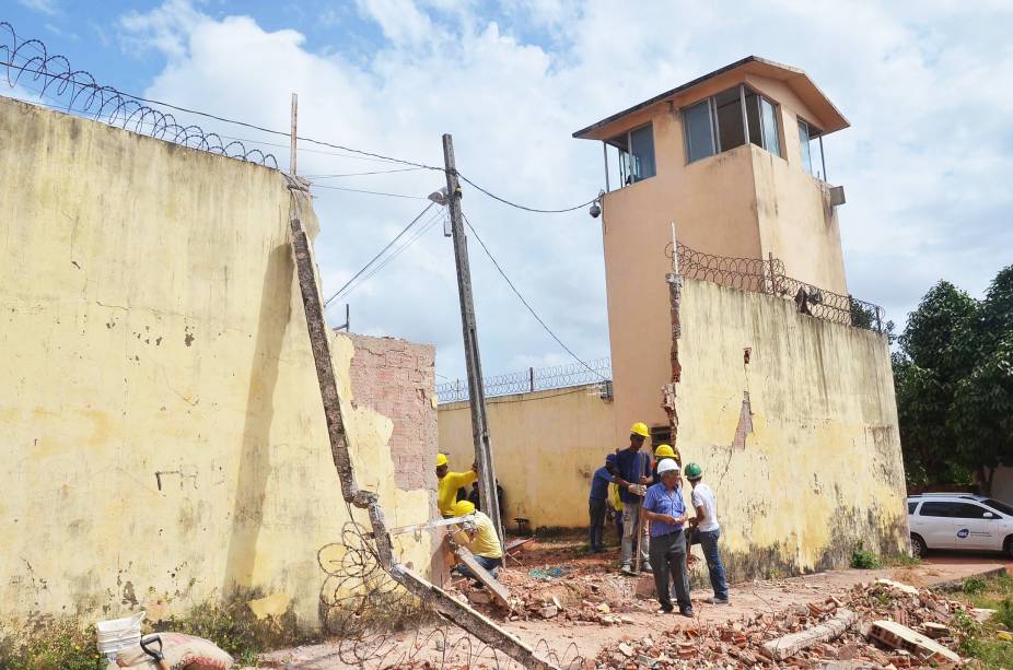 Buraco aberto por caminhão caçamba no Complexo de Pedrinhas, no Maranhão