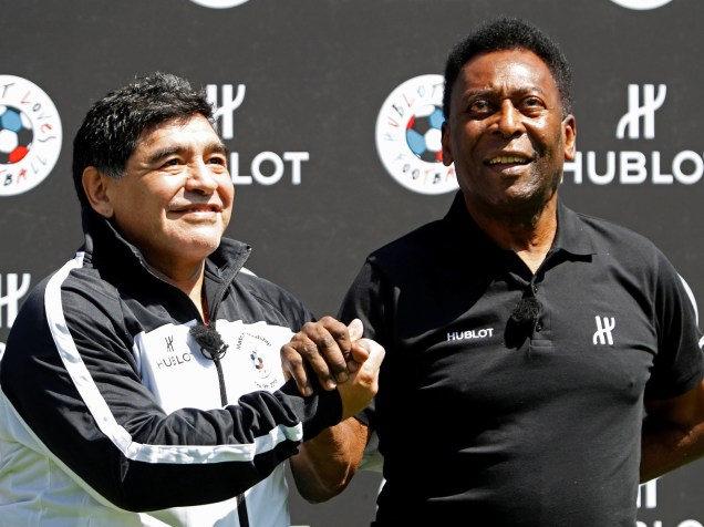 Pelé e Diego Maradona participam de um evento de publicidade na véspera da abertura da Eurocopa em Paris - 09/06/2016