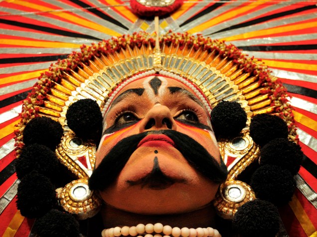 Na cidade indiana de Bangalore, artista vestiu a mantilha, uma peça da dança folclórica Yakshagana Kala Sangha