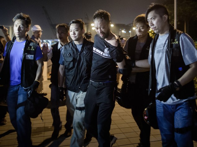 Membro do Partido Cívico pró-democracia, Ken Tsang, é levado por policiais durante protestos, em Hong Kong