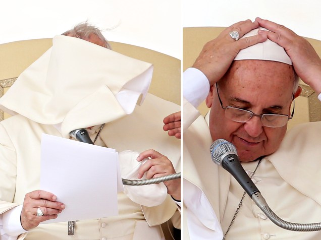 Uma rajada de vento sopra o manto do Papa Francisco durante a audiência semanal nesta quarta-feira (15) na Praça de São Pedro, no Vaticano