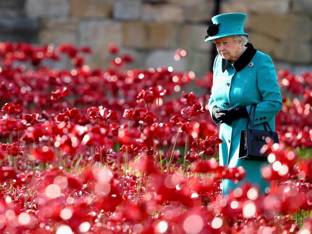A rainha Elizabeth caminha por um campo de papoulas de cerâmica, que fazem parte de uma instalação artística em comemoração ao centenário da Primeira Guerra Mundial, na Torre de Londres, no Reino Unido