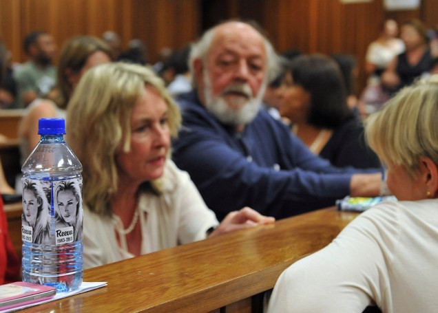 Uma garrafa dágua com foto da modelo Reeva Steenkamp, namorada do atleta paralímpico Oscar Pistorius morta no ano passado, é vista na corte durante a sentença de Pistorius por homicídio culposo em Pretória, na África do Sul