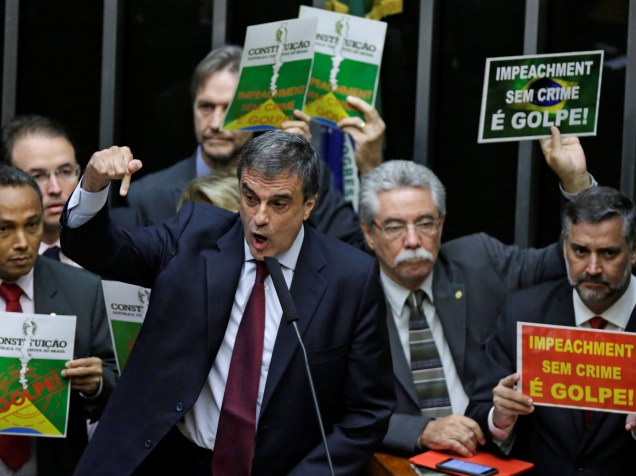 Advogado-geral da União, José Eduardo Cardozo discursa durante sessão que analisa o pedido de impeachment da presidente Dilma Rousseff na Câmara dos Deputados em Brasília - 15/04/2016