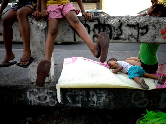 Criança dorme em uma ponte em Manila, nas Filipinas. Cerca de um quarto dos 100 milhões de habitantes do país vive na pobreza, sobrevivendo com cerca de um dólar por dia, segundo dados do governo - 06/04/2016