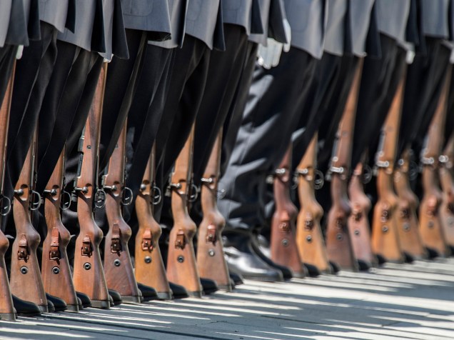Membros da guarda de honra alemã aguardam, com seus rifles pousados no chão, pela chegada da Chanceler Alemã, Angela Merkel - 23/06/2016