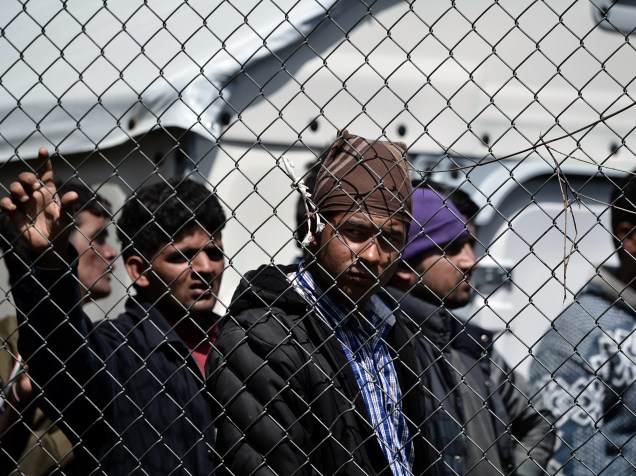 Refugiados afegãos e paquistaneses protestam contra a deportação de migrantes da Grécia para a Turquia - medida tomada pela UE recentemente - dentro do centro de detenção Moria, em Mytilene, Grécia