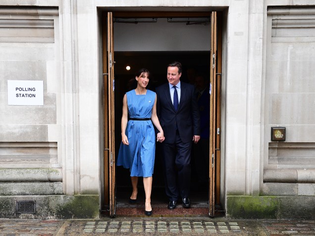 Primeiro-ministro inglês, David Cameron, é fotografado ao lado de sua esposa, Samantha, após depositarem seu voto acerca do Referendo sobre a permanência ou não da Inglaterra no conjunto da União Europeia - 23/06/2016