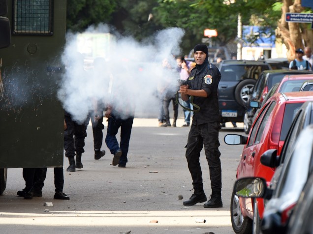 Policial atira bomba de gás lacrimogêneo contra manifestante que protesta contra a conferência de terras egípcias à Arábia Saudita, em Cairo, Egito - 25/04/2016