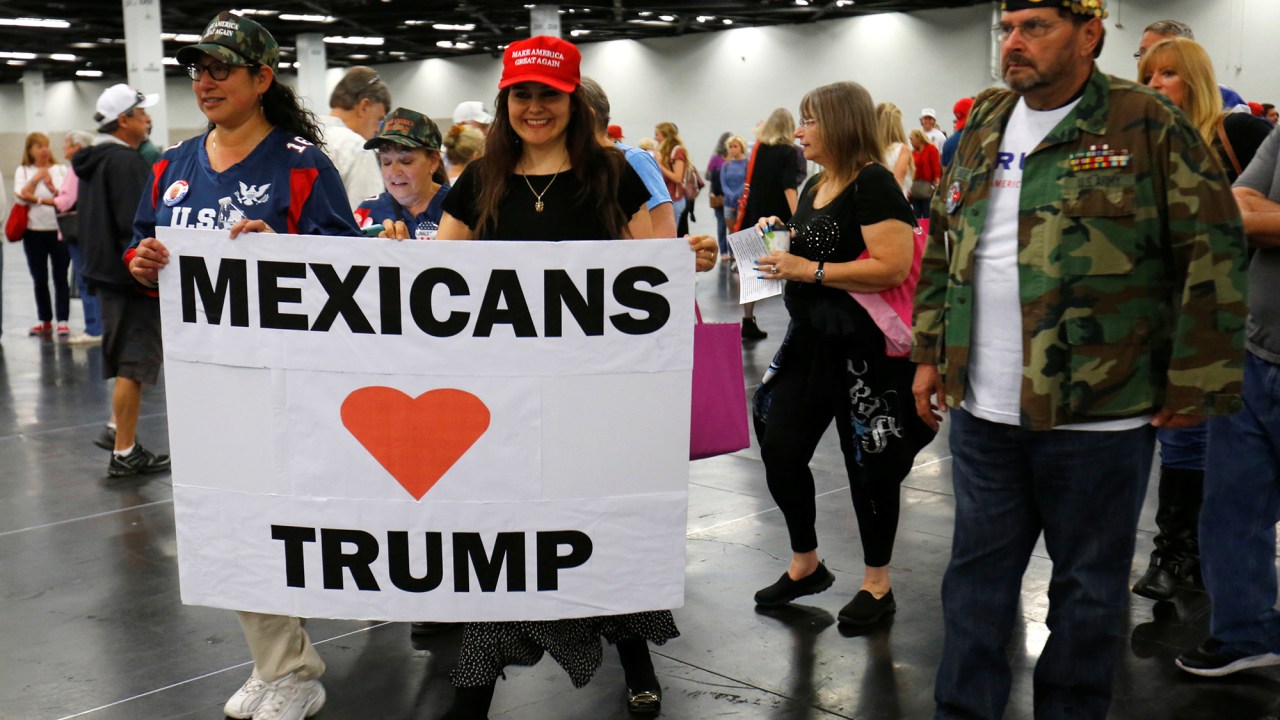 Mulher mexicana demonstra apoio a Donald Trump durante campanha eleitoral na California