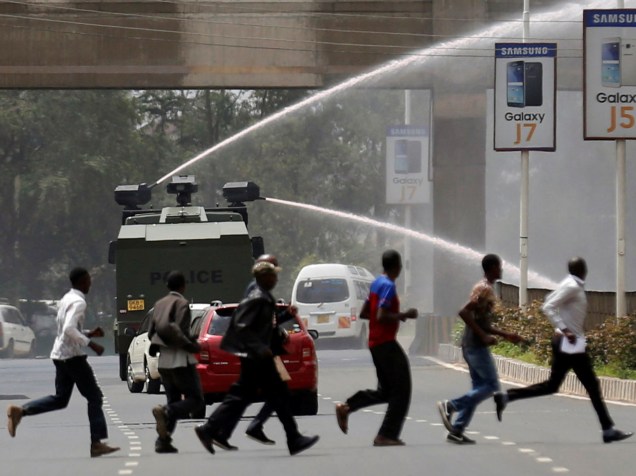 <br><br>Polícia usa canhões dágua para dispersar apoiadores da oposição ao governo do Quênia, Coalizão para Reformas e Democracia, durante protesto perto do órgão eleitoral para pedir a saída das autoridades do setor, em Nairóbi - 23/05/2016