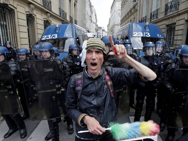 Manifestante grita na frente da tropa de choque francesa para protestar contra as propostas de reforma trabalhista, em Paris, França - 03/05/2016
