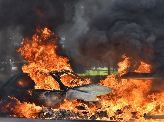 Manifestantes incendeiam carro em protesto contra a reforma trabalhista proposta no dia 31 de março de 2016 pelo governo francês - 05/04/2016