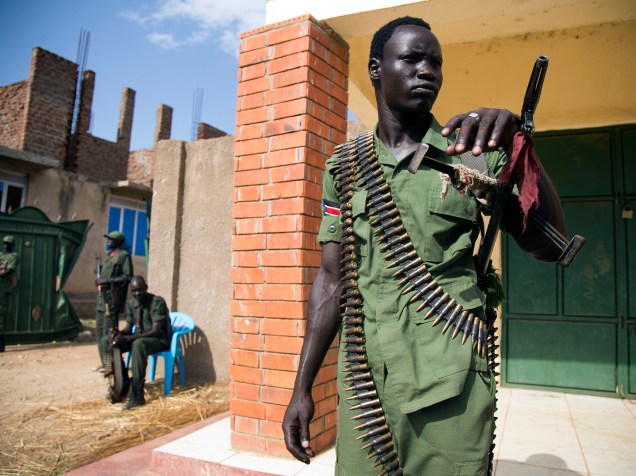 Membro do Exército de Libertação do Povo em Oposição (SPLA-IO, tradução livre) aguarda enquanto novas tropas militares e seus líderes chegam na sede da organização, em Juba, no Sudão - 25/04/2016