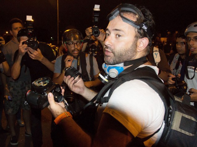 Repórter fotógrafico Gustavo Gerchmann é atacado por blacks blocs e tem seu equipamento quebrado no final do ato no monumento das bandeiras durante Protesto de integrantes do Movimento Passe Livre (MPL), em São Paulo - 29/01/2015