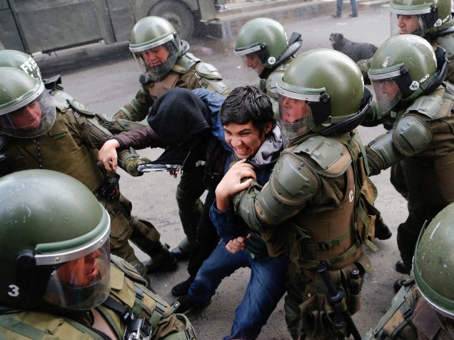Um manifestante é detido pela polícia durante protesto contra reformas educacionais do governo na cidade de Valparaiso, Chile