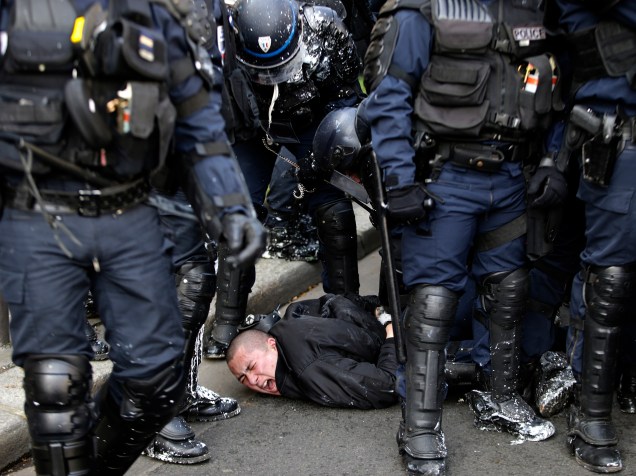 Policiais prendem um homem durante confrontos em uma manifestação de estudantes em Paris contra a reforma trabalhista planejada pelo governo francês - 05/04/2016