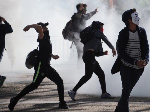 Estudantes entram em confronto com a polícia em Montpellier, sul da França, durante manifestação contra a reforma trabalhista planejada pelo governo - 14/04/2016