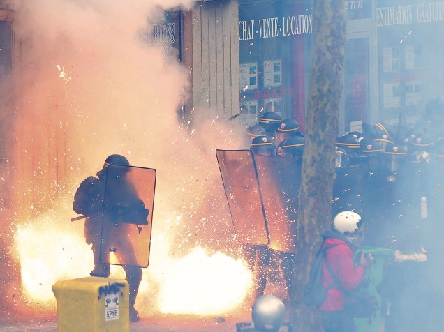 Polícia francesa repreende manifestantes que prostestam contra a reforma trabalhista, em Paris, na França - 28/04/2016