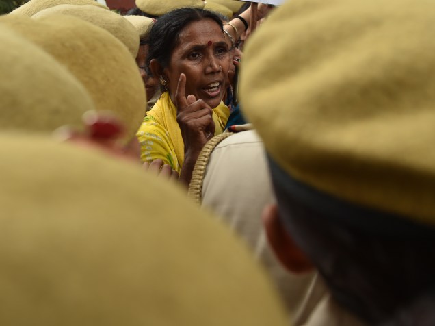 Ativistas gritam palavras de ordem e entram confronto com a polícia durante um protesto em Nova Délhi, contra o estupro de uma estudante no estado indiano de Kerala - 04/05/2016