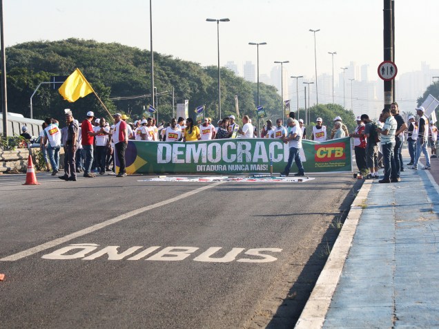 Manifestantes fecham o sentido bairro da ponte das Bandeiras, na zona norte de São Paulo, em protesto contra o Impeachment da presidente Dilma Rousseff - 15/04/2016
