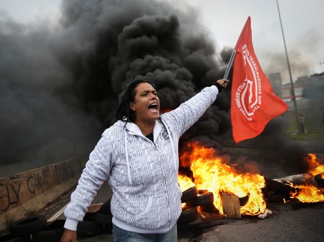Manifestantes do MTST (Movimento de Trabalhadores Sem Teto) fecham a avenida Jacu Pêssego, na zona leste de São Paulo, em protesto contra possível governo Temer - 28/04/2016
