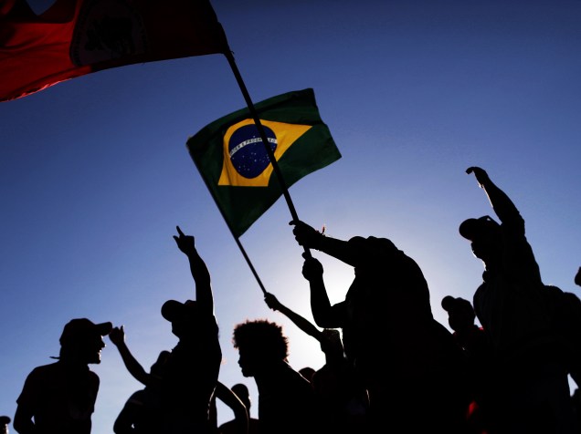 Manifestantes contrários ao impeachment da presidente Dilma Rousseff durante protesto no Distrito Federal na manhã desta terça-feira (10)