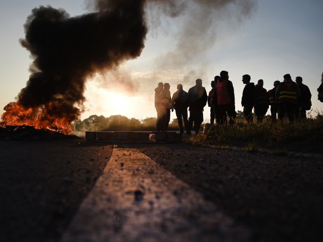 Trabalhadores queimam pneus e bloqueiam o acesso à refinaria de Donges, oeste da França, para protestar contra as reformas da legislação trabalhista planejadas pelo governo - 17/05/2016