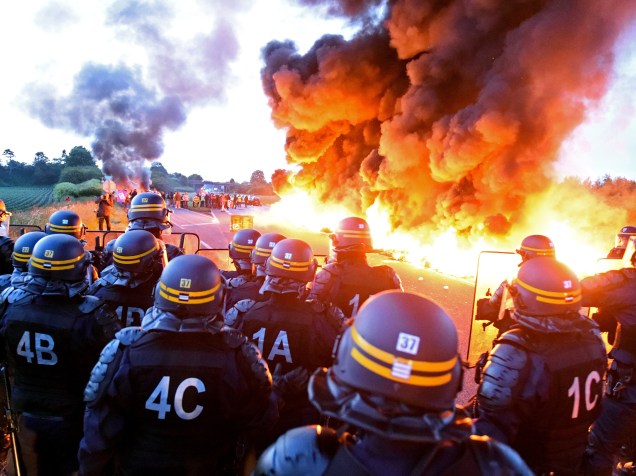 Trabalhadores bloqueiam acesso a uma refinaria em protesto contra as reformas trabalhistas propostas pelo governo francês