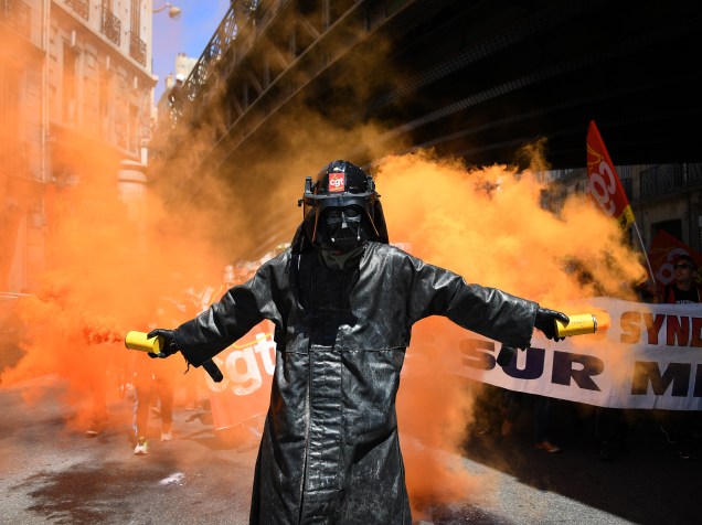 Manifestante usando uma máscara do personagem Darth Vader segura sinalizadores durante um protesto contra as reformas da legislação trabalhista propostas pelo governo francês, em Marselha, sul da França - 02/06/2016