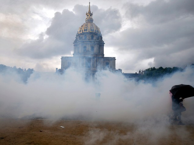 Nuvens de gás lacrimogêneo são vistas na esplanada do Palácio Invalides durante manifestação contra a reforma do direito do trabalho em Paris, na França - 12/05/2016