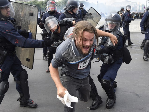 Manifestantes entram em confronto com a polícia durante protesto contra as reformas trabalhistas propostas pelo governo francês em Paris - 14/06/2016