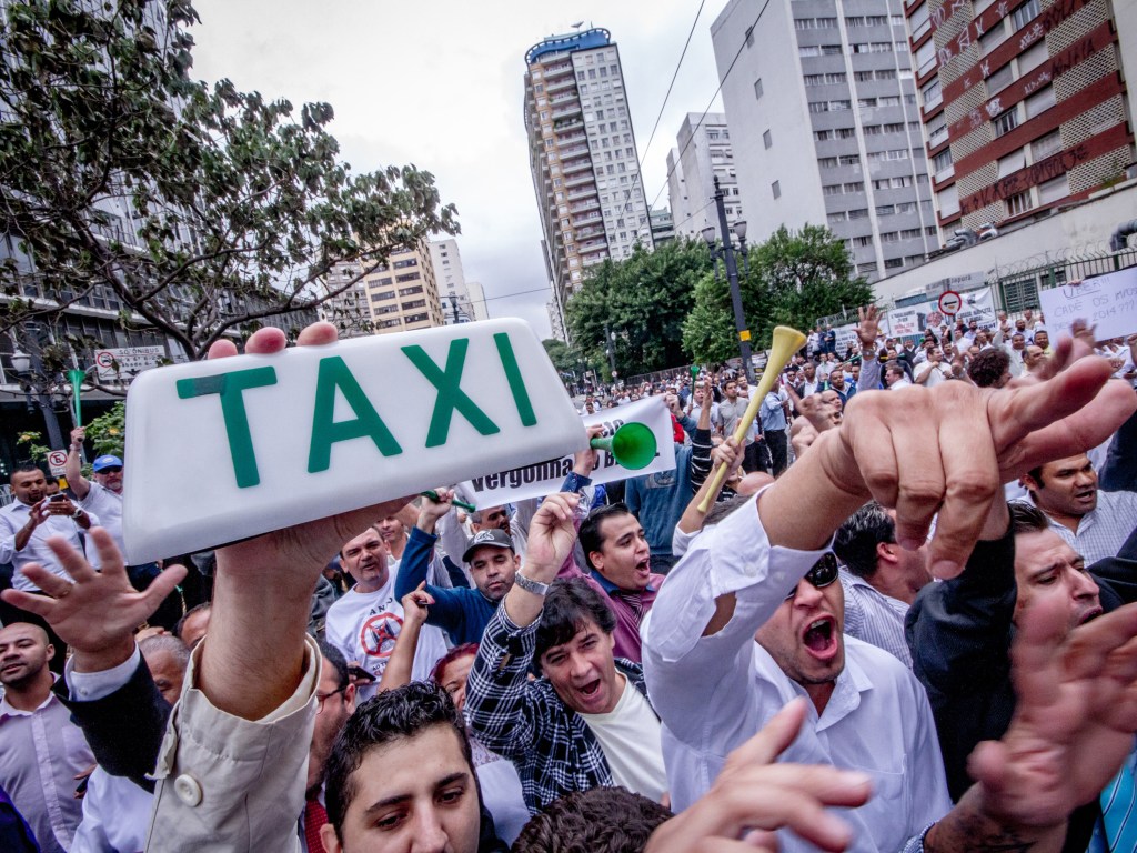 Taxistas protestam contra o Uber em São Paulo