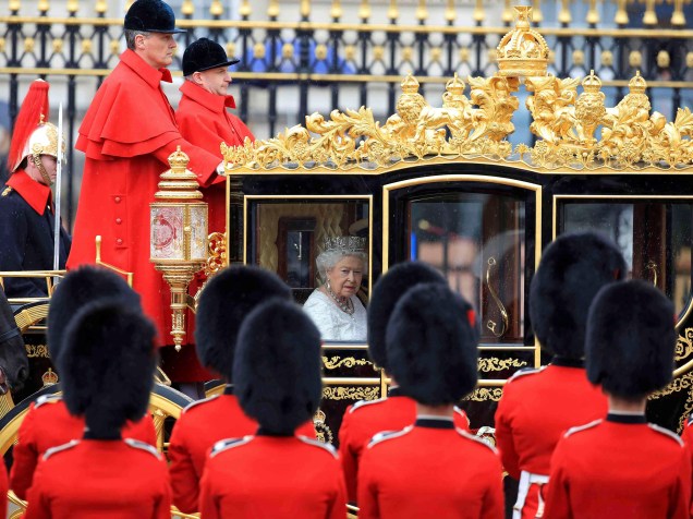 Rainha Elizabeth II é conduzida por uma carruagem do Palácio de Buckingham à Casa do Parlamento para a cerimônia de Abertura do Parlamento Britânico no centro de Londres - 18/05/2016