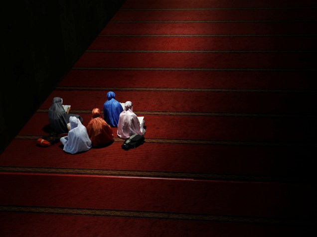 Mulheres leem o alcorão enquanto esperam para quebrar o jejum durante o mês sagrado do Ramadã dentro da Mesquita Istiqlal em Jacarta, na Indonésia - 09/06/2016