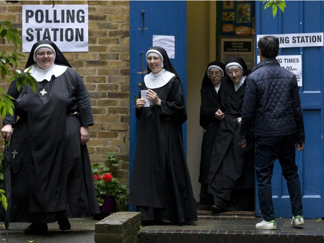 Freiras participam do referendo que decide a permanência ou saída do Reino Unido da União Europeia em um local de votação em Londres - 23/06/2016
