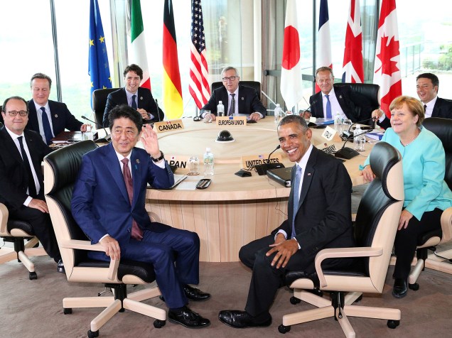 Líderes do G7 se reúnem no Kanko Hotel Shima, no Japão. Sentados à mesa: Obama (EUA), Angela (Alemanha), Renzi (Itália), Jean-Claude Juncker e Donald Tusk (União Europeia), Trudeau (Canadá), Cameron (Reino Unido), Hollande (França) e Abe (Japão)
